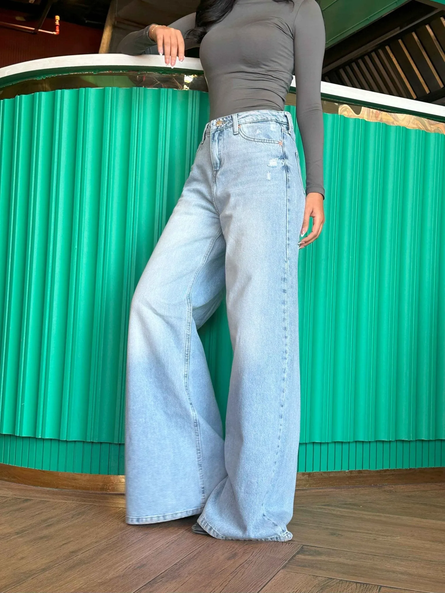 Extreme Wide Leg - Light Vintage Blue Jeans.