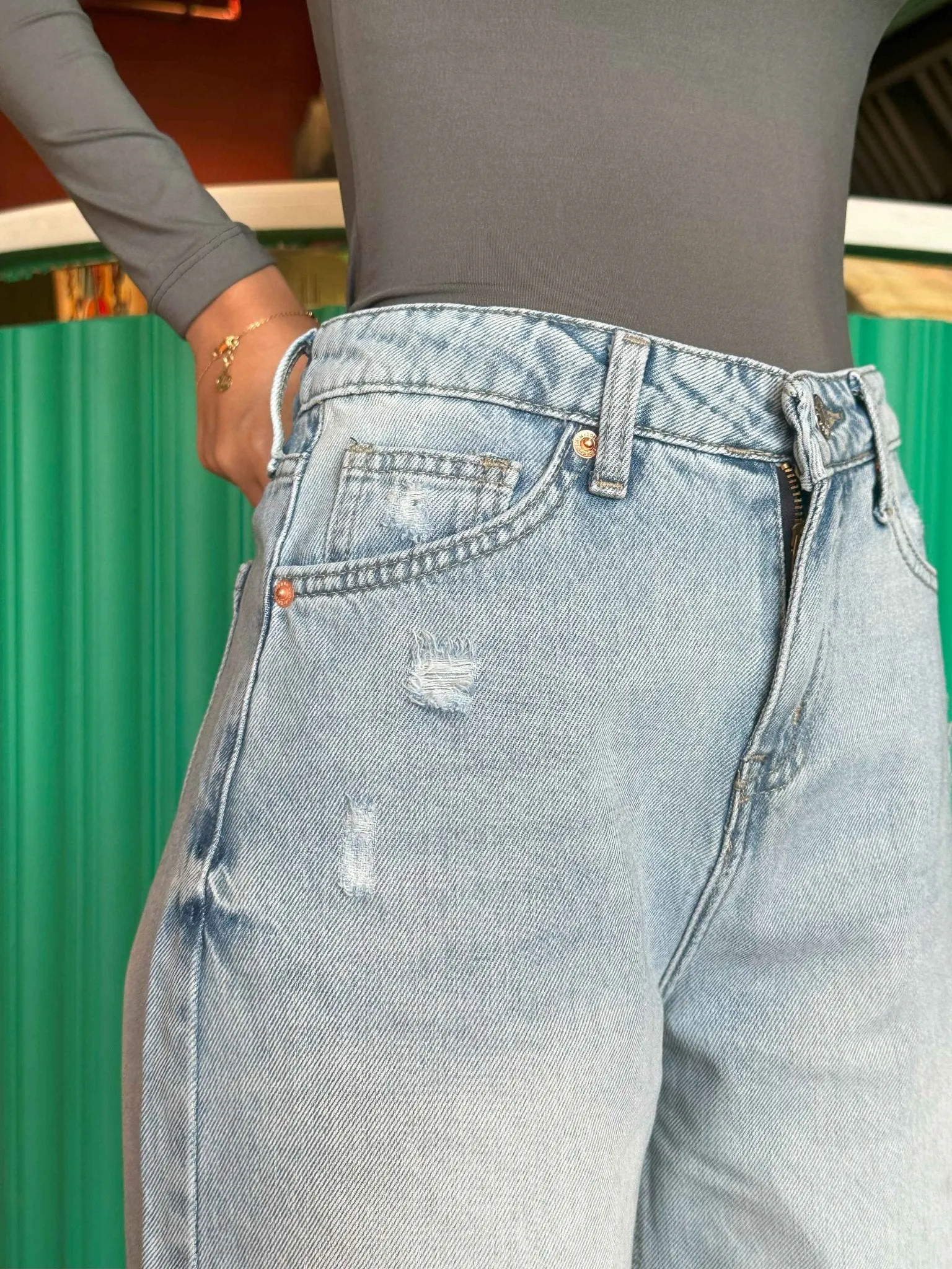 Extreme Wide Leg - Light Vintage Blue Jeans.